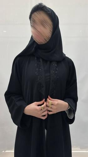 عباية نسمه بقماش اندنوسي سواد فاحم وتطريز أمام وخل...