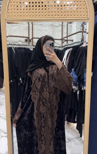 عباية إيمان مخمل ثلجي مع دانتيل الون البني