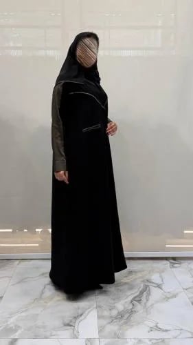 عباية شيماء كلوش بقماشك سراميك اسود فاحم مع تدخيل الون النحاسي قصة بليزر