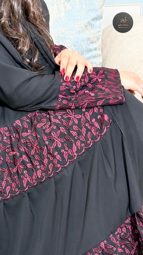 عبايه كلوش زم بتدخيل تطريز عنابي