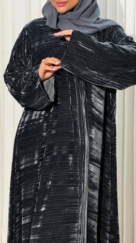 عباية ورده مخمل مكسر الون الرمادي