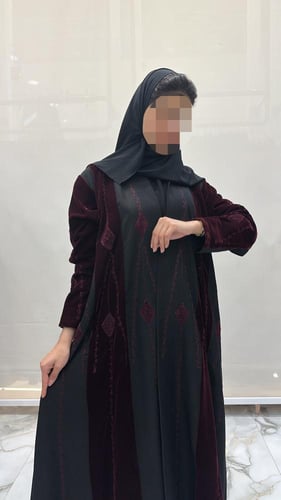 عباية غاليه كلوش بقماش كريب مع مخمل تطريز هاري