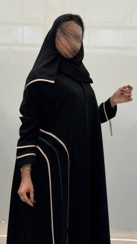 عباية فوز كلوش بقماشك سراميك اسود فاحم وتحديد قصة قيطان بيج مع الاسود