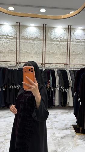 عباية المهره بقماش اندنوسي وتخريم مخمل