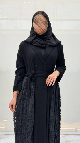 عباية نرمين كلوش بقماش سراميك اسود فاحم وتدخيلات ربطة حزام مع دانتيل جوانب