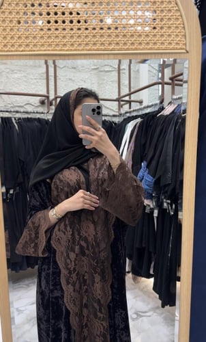 عباية إيمان مخمل ثلجي مع دانتيل الون البني