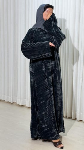 عباية ورده مخمل مكسر الون الرمادي