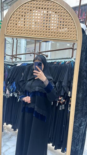 عباية دعاء بقماش اندنوسي وتدخيلات مخمل مع دانتيل ا...