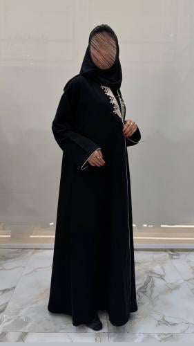 عباية نسمه بقماش اندنوسي سواد فاحم وتطريز أمام وخل...