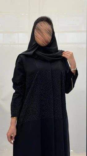 عباية أسيل كلوش قصة بليزر سكبه بقماش اندنوسي اسود فاحم تطريز