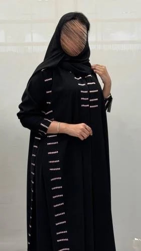 عباية روعه كلوش بقماش كوبرا اسود فاحم بكسات جوانب مع تطريز بلون بنك ناعم