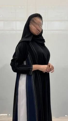 عباية وضحى كلوش بقماش اندنوسي اسود فاحم وتدخيلات كحلي مع بيج