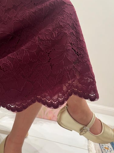 فستان دانتيل فرنسي أنيق باللون العنابي الغامق .