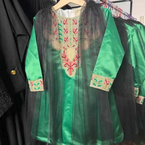 جلابية خضراء.