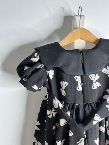 فستان أسود بطبعات فيونكات .