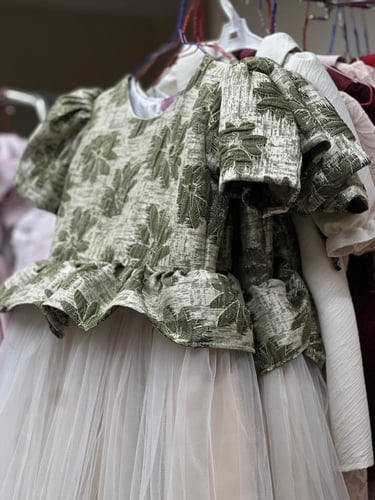 فستان أخضر زيتي ذهبي مع تول .