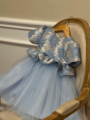 فستان أزرق سماوي .