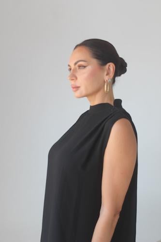 فستان عباية أسود .