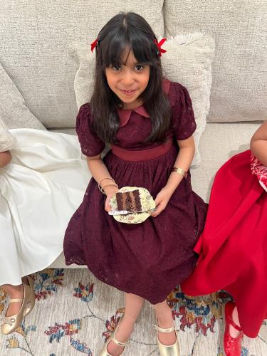 فستان دانتيل فرنسي أنيق باللون العنابي الغامق .