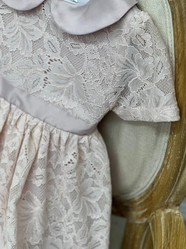 فستان دانتيل فرنسي أنيق باللون الوردي الفاتح .