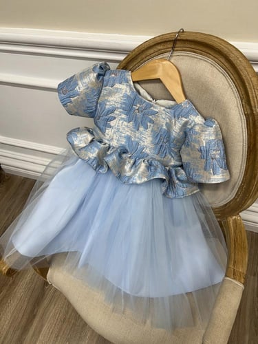 فستان أزرق سماوي .