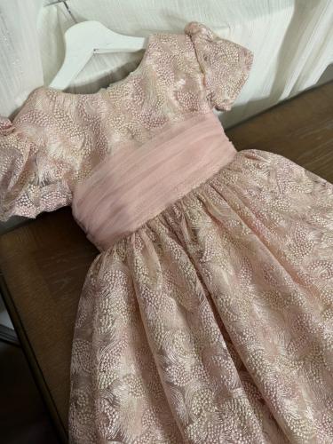 فستان دانتيل وردي .