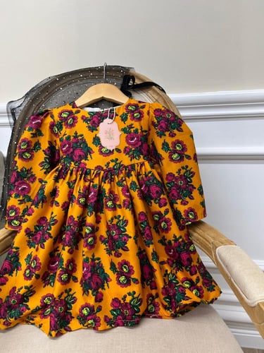 فستان أصفر شالكي ( بدون قطعة التول الأسود ) .