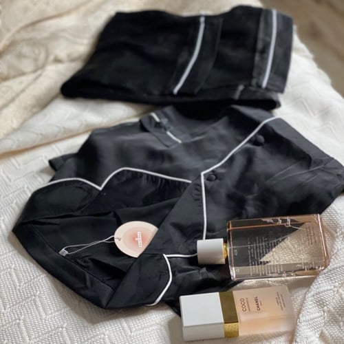 بجامة قطعتين نسائية سوداء ساتان حريرية ذو كم قصير