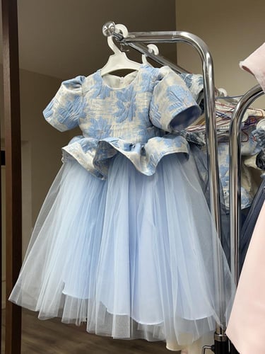 فستان أزرق سماوي .