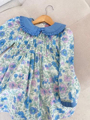 فستان الورد الأزرق .