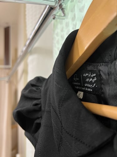 فستان أسود ب كسرات في التنوره - 1445 - 2023 -