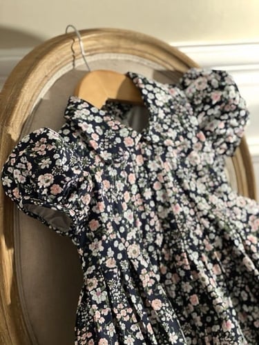 فستان كحلي مورد ب كسرات 2024 .