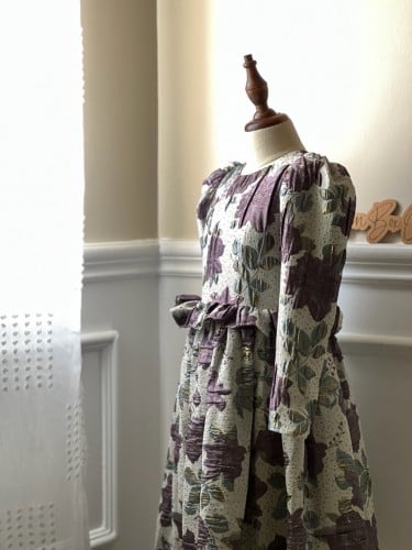 فستان بنفسجي بطبعات زهور كبيرة 2024