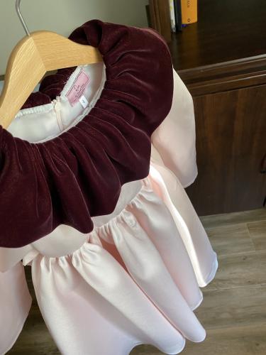 فستان تفته وردي فاتح دبل كلوش مع أبة مخملية .