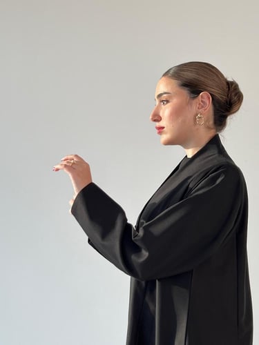 عباية سوداء أنيقة A6 .