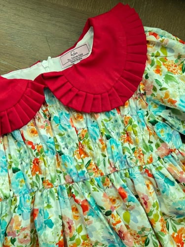 فستان الورد الأحمر .