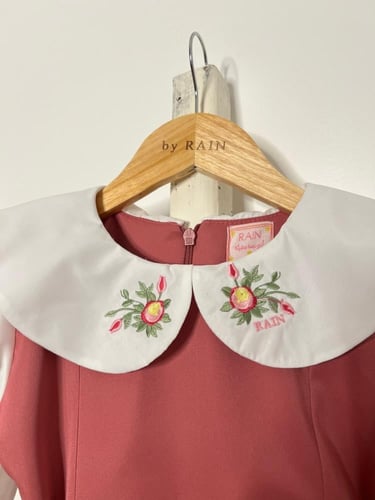 مريول للمرحلة الإبتدائية متصل مع تطريز .