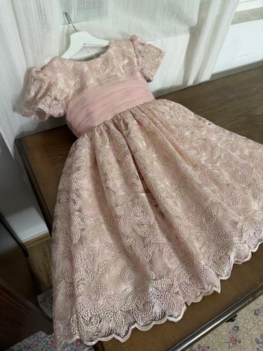 فستان دانتيل وردي .