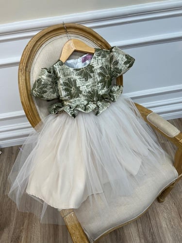 فستان أخضر زيتي ذهبي مع تول .