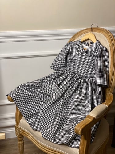 فستان كاروهات أسود وأبيض أنيق 2022