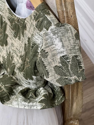 فستان أخضر زيتي ذهبي مع تول .