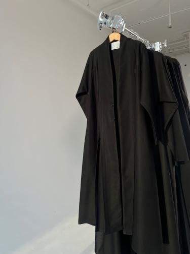 عباية أطفال ب تصميم أنيق و بسيط A7 .