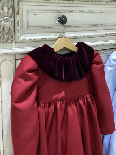 فستان تفته أحمر ماروني دبل كلوش مع أبة مخملية .