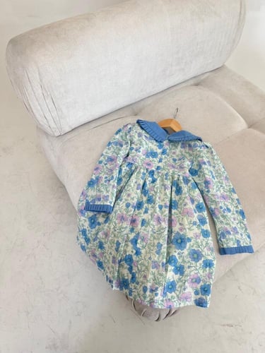 فستان الورد الأزرق .