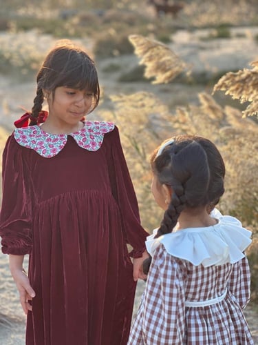 فستان مخمل عنابي بِأبه موردة رقيقه .