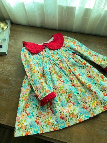 فستان الورد الأحمر .