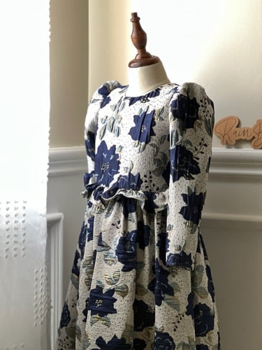 فستان كحلي بطبعات زهور كبيرة 2024 .