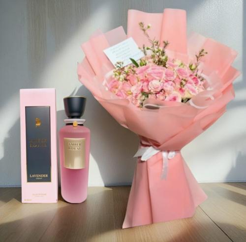 تنسيق بوكيه ورد مع عطر عنبر رويال بديل لافيرن