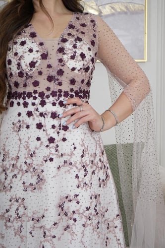 فستان الورود المطرزة