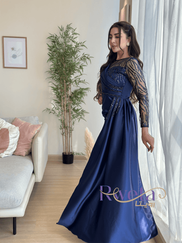 فستان سهرة كحلي مع ذيل بالجنب